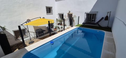 Patio, Swimming pool, sunbed