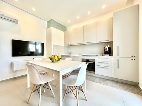 TV and multimedia, Kitchen or kitchenette, Living room, Seating area, Dining area, dishwasher, minibar, oven, stove