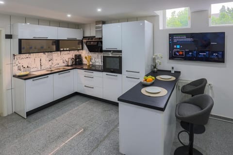 TV and multimedia, Kitchen or kitchenette, dishwasher, minibar, oven, stove