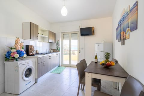 TV and multimedia, Kitchen or kitchenette, Living room, Seating area, Dining area, pet friendly, stove