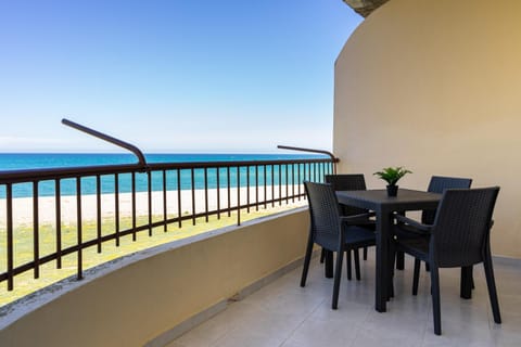 Patio, Natural landscape, View (from property/room), Balcony/Terrace, Dining area, Sea view