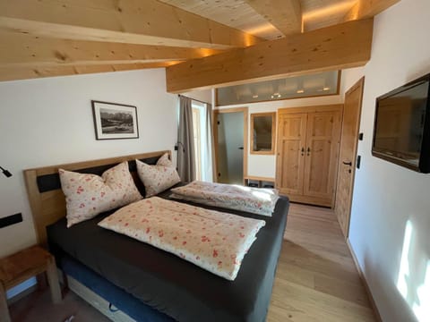 Bed, TV and multimedia, Bedroom, wardrobe