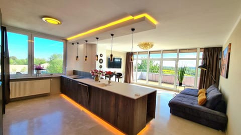 Communal lounge/ TV room, TV and multimedia, Kitchen or kitchenette, Living room, Seating area, Evening entertainment