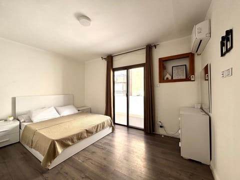 Bed, Bedroom, air conditioner