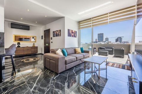 1 Bedroom Penthouse Retreat for Couples & Families with Large Rooftop Terrace and Pool Apartment in Saint Julians
