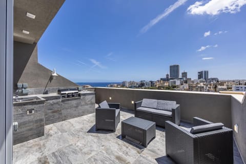 1 Bedroom Penthouse Retreat for Couples & Families with Large Rooftop Terrace and Pool Apartment in Saint Julians