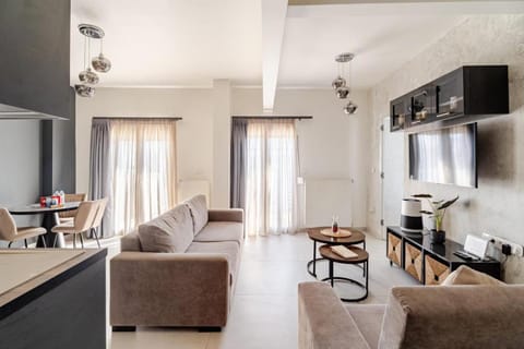 TV and multimedia, Coffee/tea facilities, Kitchen or kitchenette, Living room, Seating area, Dining area, minibar, oven, acessibility