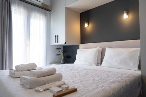 Bed, Living room, Dining area, Bedroom, Continental breakfast, towels, air conditioner, air conditioner