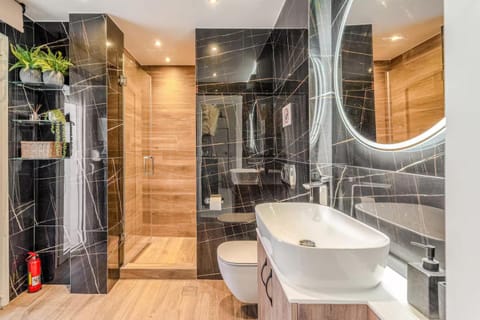 Shower, Toilet, Bathroom, towels