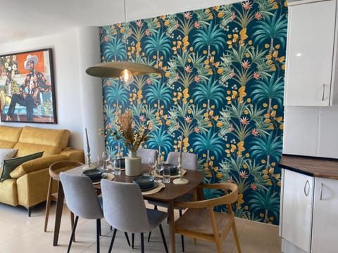 Kitchen or kitchenette, Seating area, Dining area