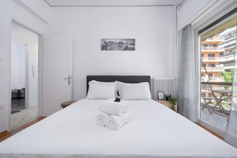 Sea Breeze 2 bedroom Apartment - 10 min walk to beach Apartment in South Athens