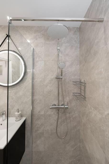 Sea Breeze 2 bedroom Apartment - 10 min walk to beach Apartment in South Athens