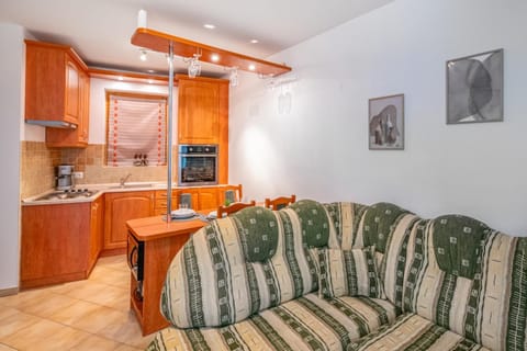 Living room, Dining area, oven, pet friendly, stove