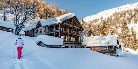 Property building, Day, People, Natural landscape, Winter, Skiing, Mountain view, group of guests