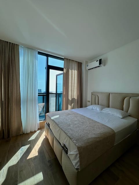 Bed, Photo of the whole room, air conditioner