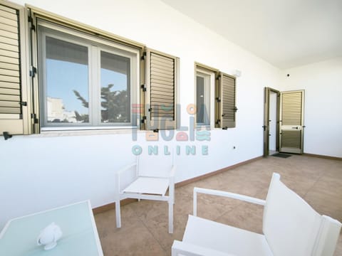 Property building, Patio, View (from property/room), Balcony/Terrace, Living room, Seating area, Dining area