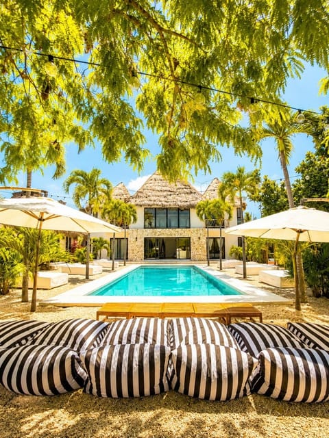 Property building, Garden, Garden, Living room, Lounge or bar, Garden view, Garden view, Swimming pool, Swimming pool, Swimming pool, Breakfast