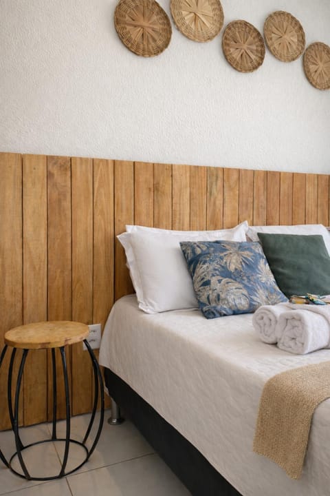 Bed, Living room, Photo of the whole room, Seating area, Bedroom, towels