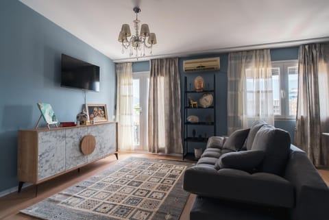 Communal lounge/ TV room, TV and multimedia, Living room, Seating area, Evening entertainment