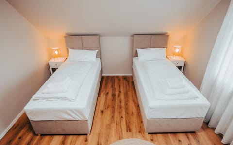 Bed, Garden, Photo of the whole room, Parking