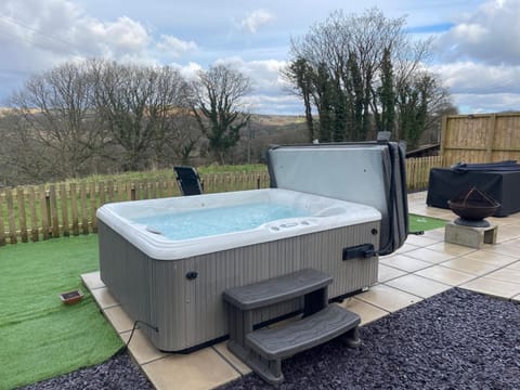 Three bed static caravan with fantastic views and hottub House in Wales