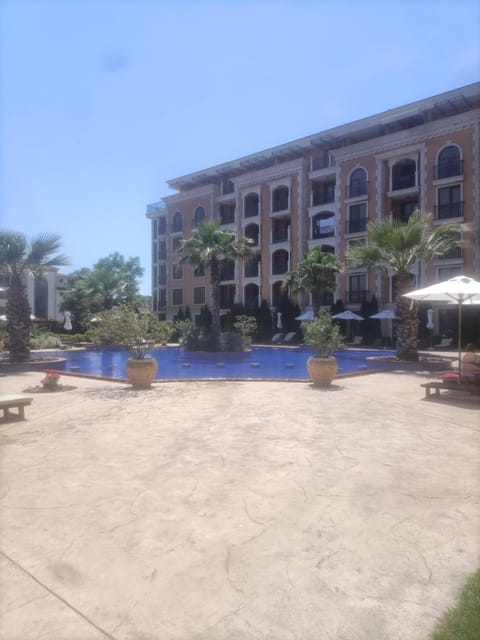 Swimming pool, sunbed