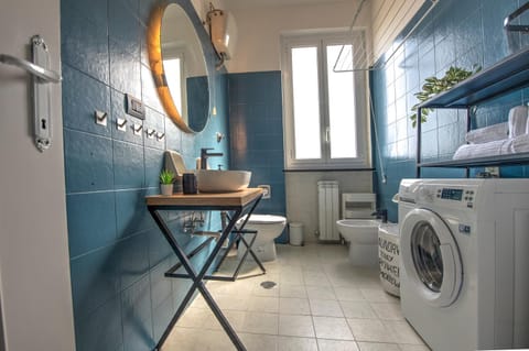 Bathroom, washing machine