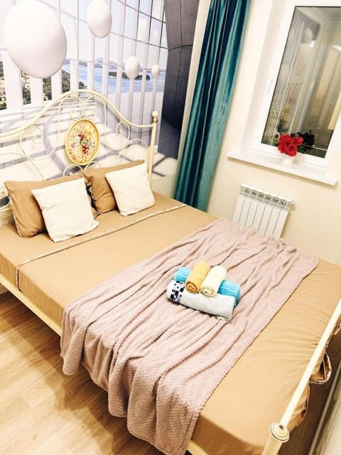 Bed, Bedroom, towels