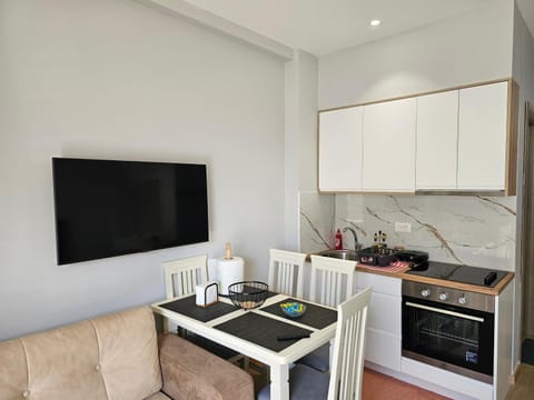 TV and multimedia, Kitchen or kitchenette, Seating area, oven, stove