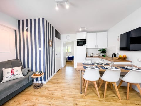 TV and multimedia, Kitchen or kitchenette, Living room, Photo of the whole room, Seating area, Dining area, pet friendly