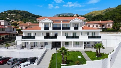 Property building, Natural landscape, Mountain view, Location, Parking