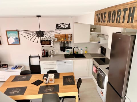 Kitchen or kitchenette, Dining area, dishwasher, oven, pet friendly, stove, toaster