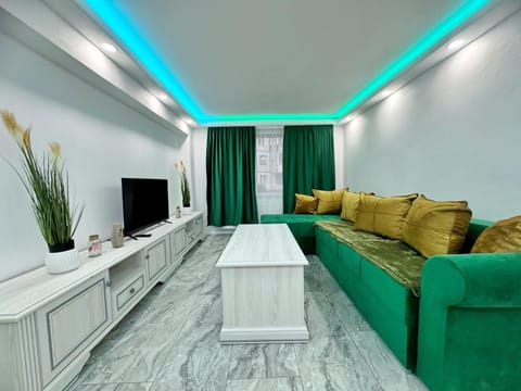 Communal lounge/ TV room, TV and multimedia, Living room, Seating area, Evening entertainment