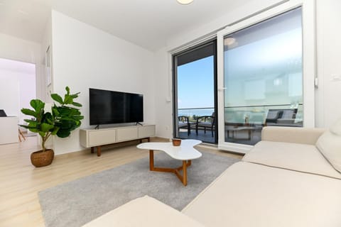 Communal lounge/ TV room, TV and multimedia, View (from property/room), Balcony/Terrace, Living room, Seating area, Evening entertainment