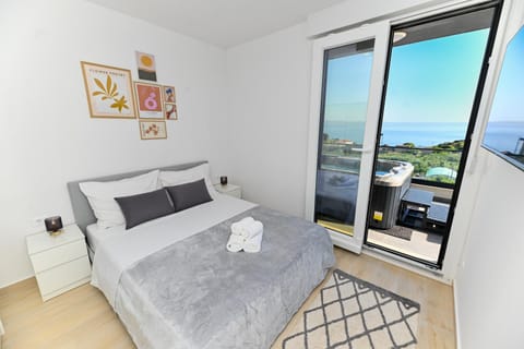 Bed, View (from property/room), Balcony/Terrace, Bedroom, Sea view, towels