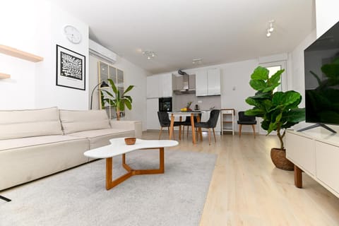 Communal lounge/ TV room, TV and multimedia, Kitchen or kitchenette, Living room, Seating area, Dining area, Evening entertainment