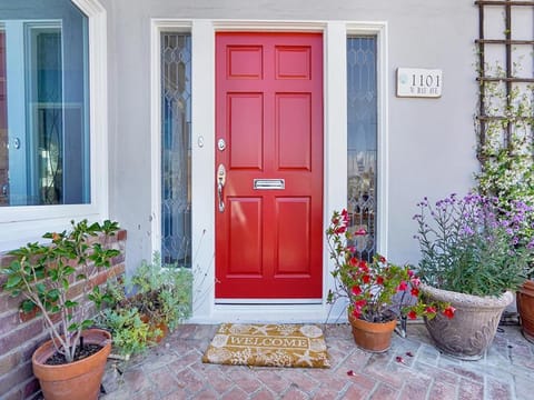 1101 W Bay Ave House in Balboa Peninsula