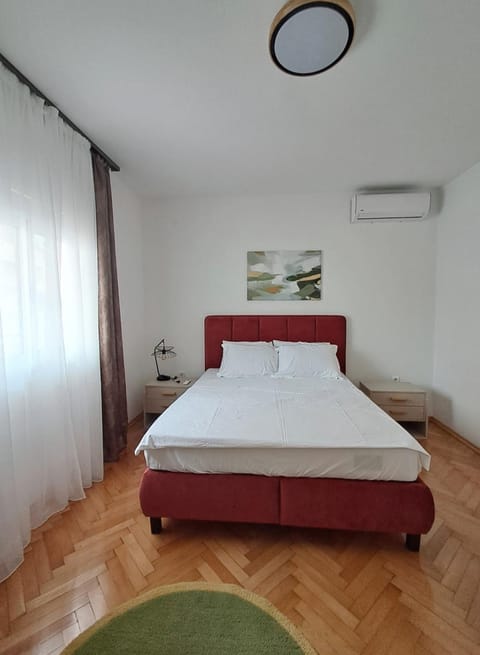 Bed, Photo of the whole room, Bedroom, air conditioner