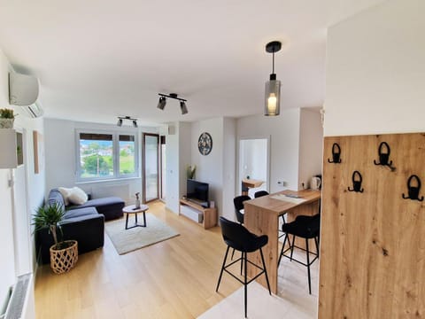 TV and multimedia, Kitchen or kitchenette, Living room, Seating area, Dining area