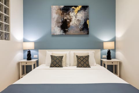 Bed, Photo of the whole room, Decorative detail, Bedroom