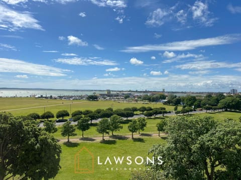 Chic Southsea Apartment, 3 Beds, 2 Baths Apartment in Portsmouth
