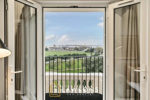 Chic Southsea Apartment, 3 Beds, 2 Baths Apartment in Portsmouth