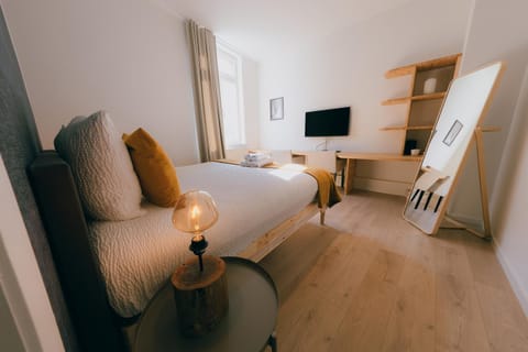 Bed, TV and multimedia, Photo of the whole room, Bedroom