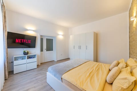 Bed, TV and multimedia, wardrobe