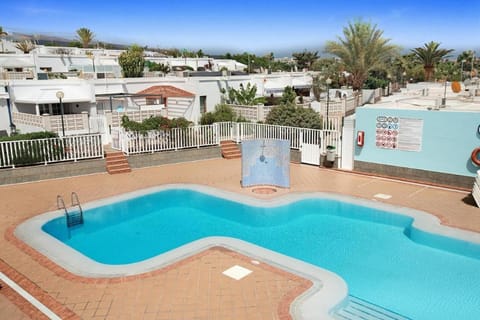 Day, Swimming pool
