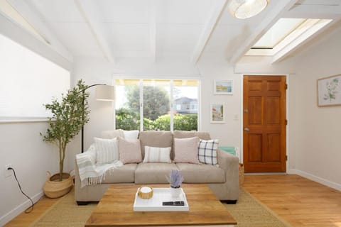 Private Cottage House - Walk to Beaches HarborFood Trials so much more House in El Granada