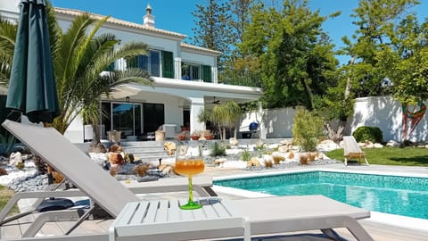 Property building, Day, Garden, Garden view, Swimming pool, Swimming pool, sunbed