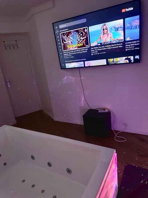 Hot Tub, TV and multimedia