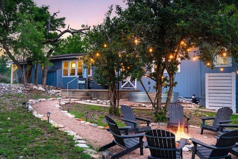 Hummingbird Haus - Sleeps 12 Cowboy Pool Firepit House in Fredericksburg