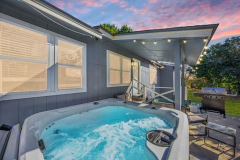 Hummingbird Haus - Sleeps 12 Cowboy Pool Firepit House in Fredericksburg